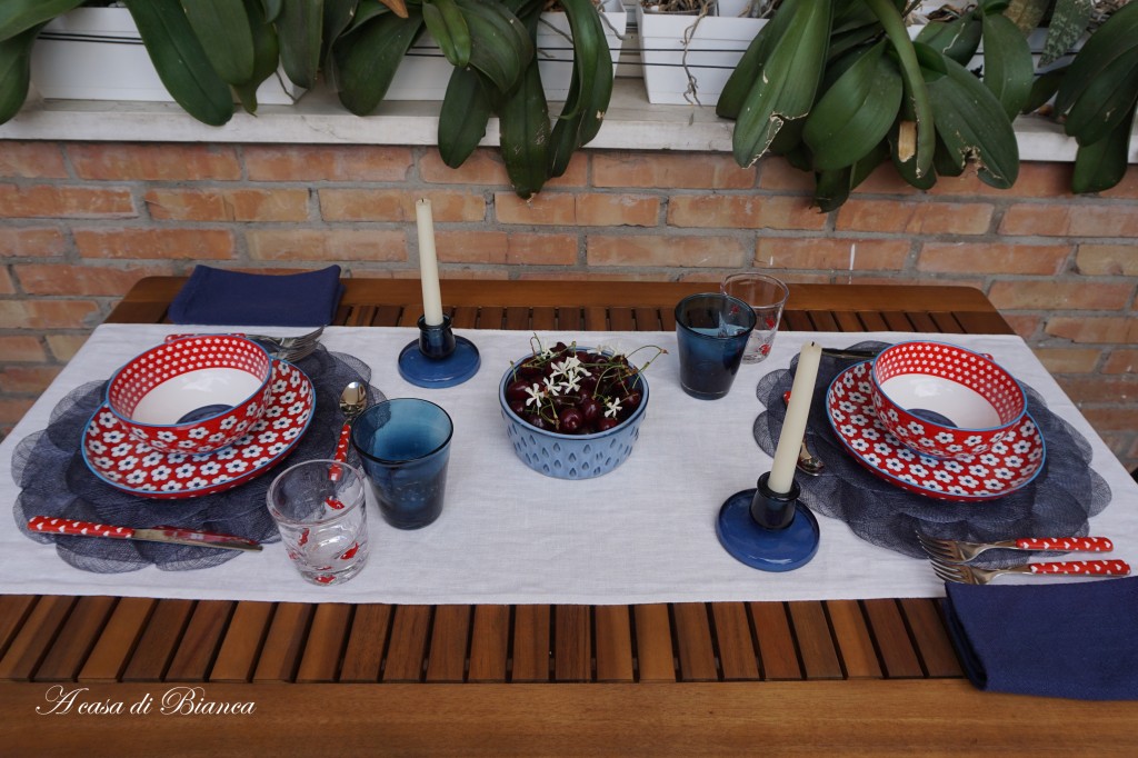 Blue red and white tablescape a casa di Bianca