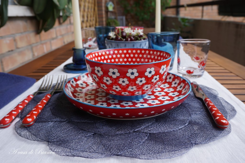 Blue red and white tablescape a casa di Bianca