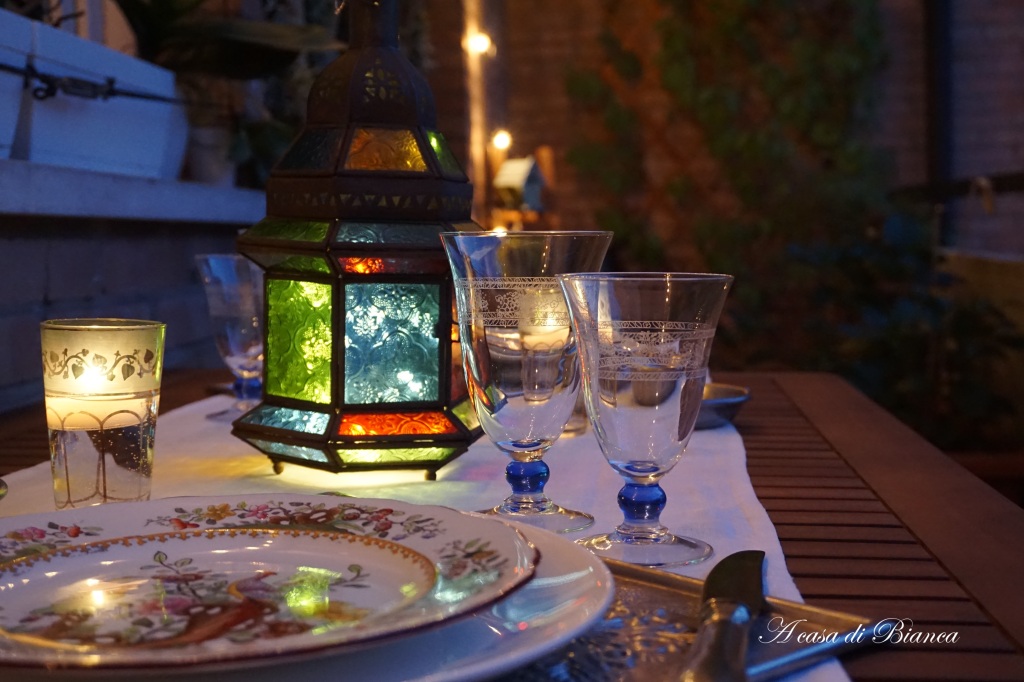 Tavola per cena indiana a lume di candela a casa di Bianca